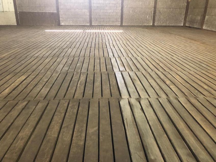 Sauberes mit Schleifmaschine